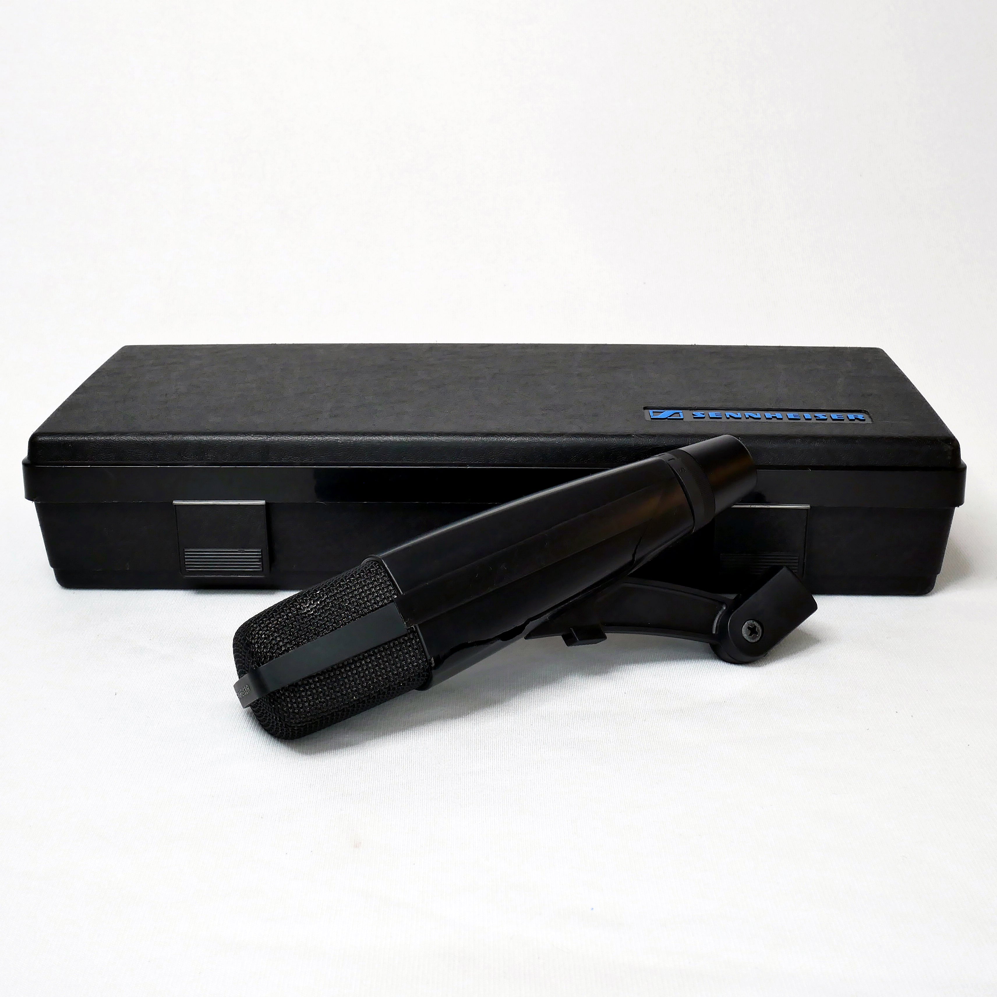 Used Sennheiser MD421 plastic cracked